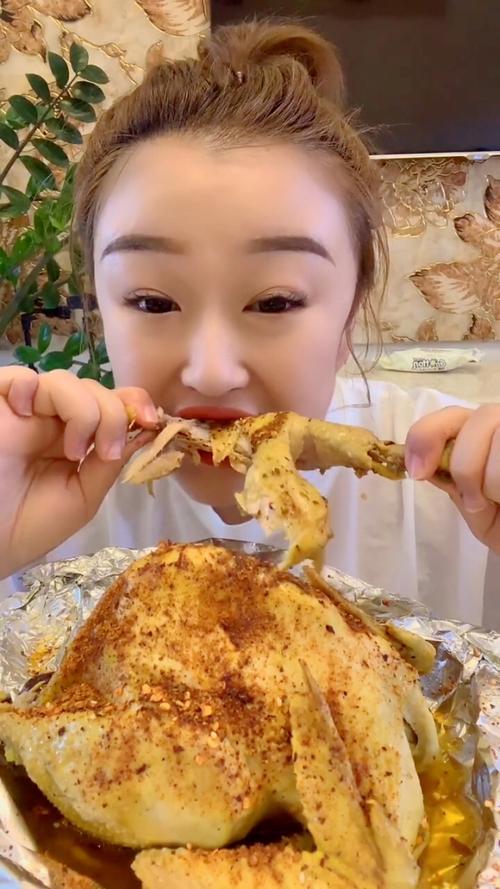 嘴巴吃鸡的视频,一口下去超满足